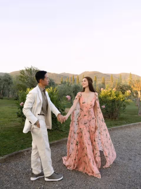 恭喜!30歲香港女星義大利補辦婚禮!富三代老公攬太太細腰接吻