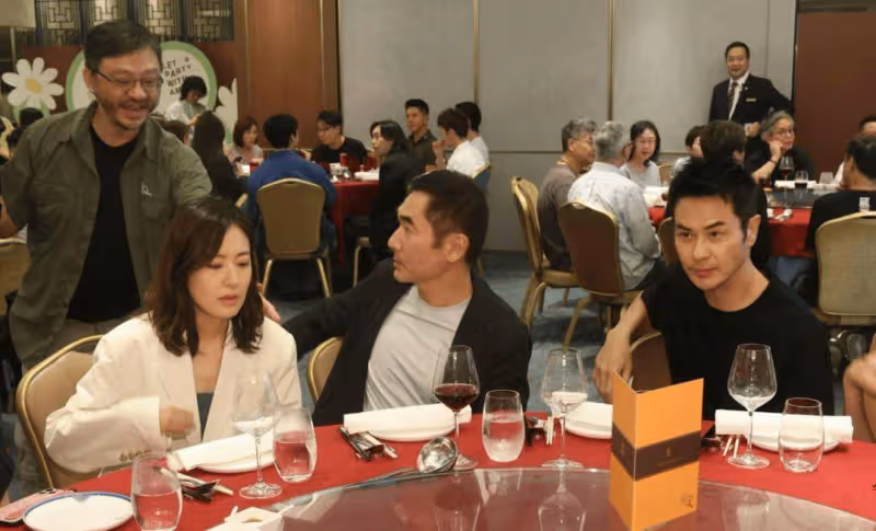 頻傳不和!前TVB花旦與視帝同場零交流?急曬頭貼頭合照闢謠:聊了一晚