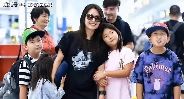 何潔一家七口出遊,與婆婆關係疏遠,再婚家庭關係複雜引熱議