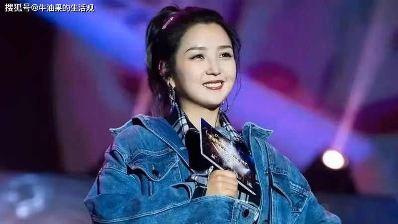 何潔一家七口出遊,與婆婆關係疏遠,再婚家庭關係複雜引熱議