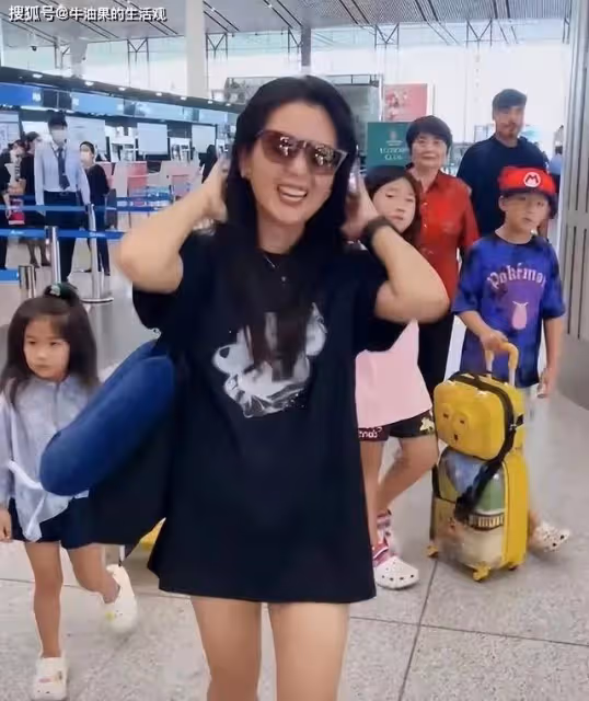 何潔一家七口出遊,與婆婆關係疏遠,再婚家庭關係複雜引熱議