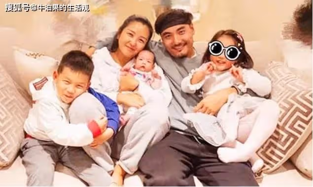 何潔一家七口出遊,與婆婆關係疏遠,再婚家庭關係複雜引熱議