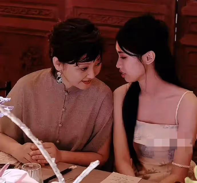 徐帆帶養女徐朵參加時尚晚宴，一心想推女兒進圈，徐朵越來越美