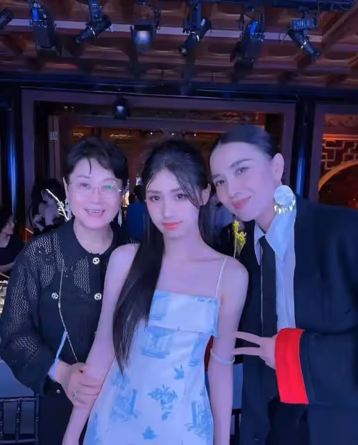 徐帆帶養女徐朵參加時尚晚宴，一心想推女兒進圈，徐朵越來越美