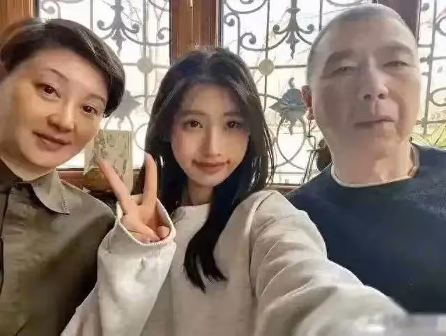徐帆帶養女徐朵參加時尚晚宴，一心想推女兒進圈，徐朵越來越美