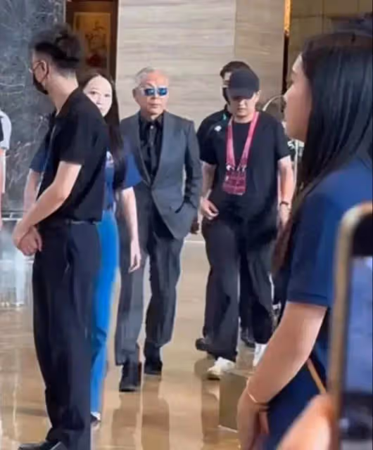 網友偶遇陳道明，一身西裝外出霸氣十足，本人氣場強大
