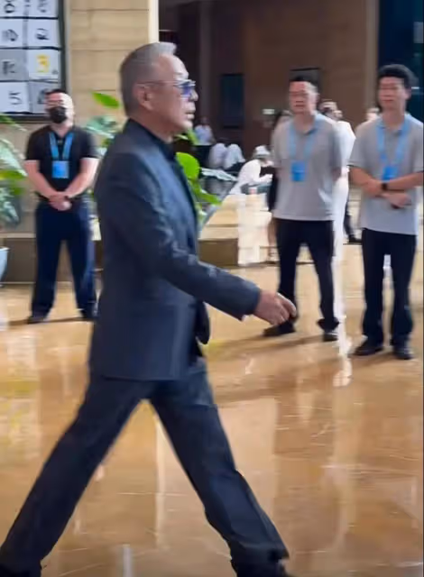 網友偶遇陳道明，一身西裝外出霸氣十足，本人氣場強大