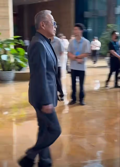 網友偶遇陳道明，一身西裝外出霸氣十足，本人氣場強大