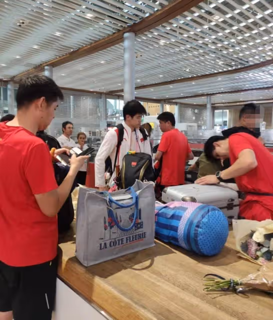 中國游泳隊回國被偶遇，潘展樂痛失本名，汪順好帥，張雨霏好漂亮