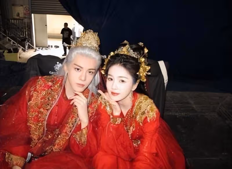 白鹿古裝新劇殺青照曝光,與曾舜晞婚服CP感爆棚,網友:太絕了!