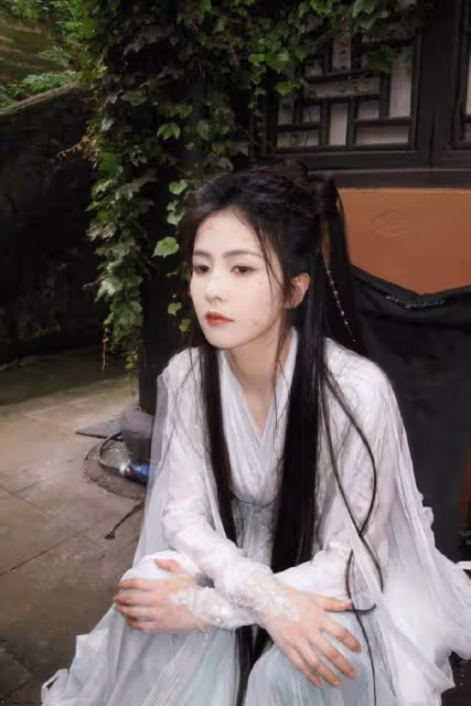 白鹿古裝新劇殺青照曝光,與曾舜晞婚服CP感爆棚,網友:太絕了!