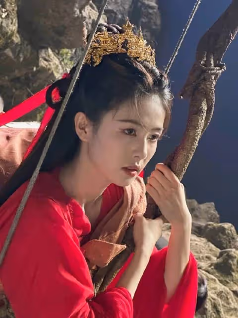 白鹿古裝新劇殺青照曝光,與曾舜晞婚服CP感爆棚,網友:太絕了!
