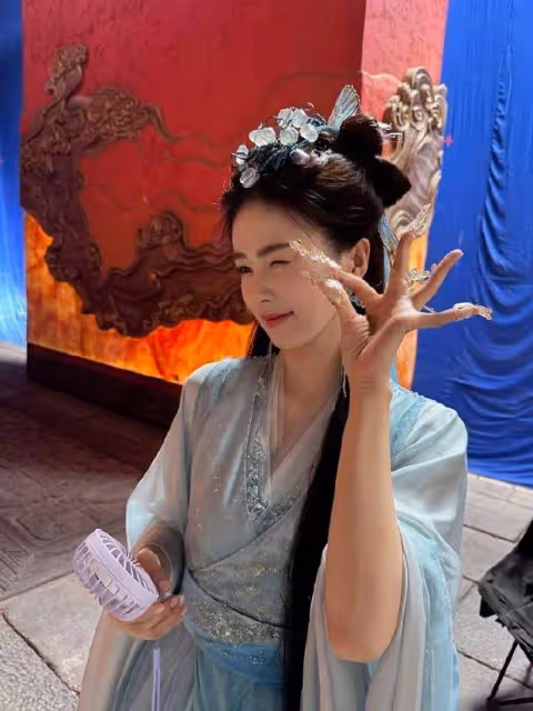 白鹿古裝新劇殺青照曝光,與曾舜晞婚服CP感爆棚,網友:太絕了!