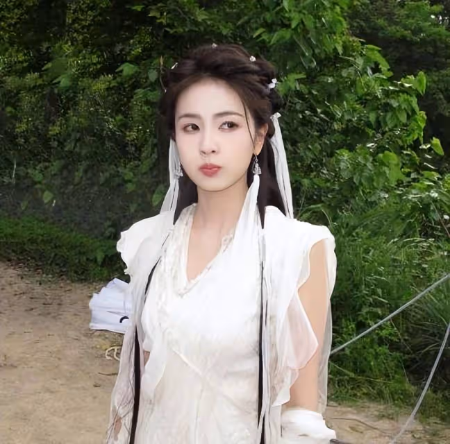 白鹿古裝新劇殺青照曝光,與曾舜晞婚服CP感爆棚,網友:太絕了!