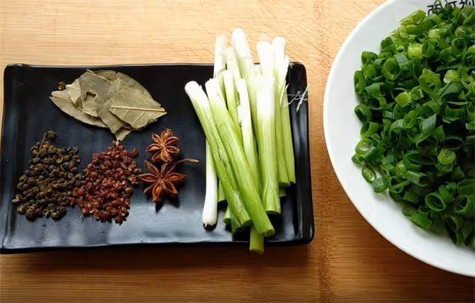 一碗面,一把小蔥,教你做香酥蔥油餅,咬一口直掉渣,蔥香味十足