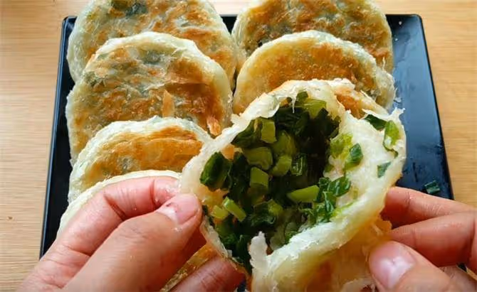 一碗面,一把小蔥,教你做香酥蔥油餅,咬一口直掉渣,蔥香味十足