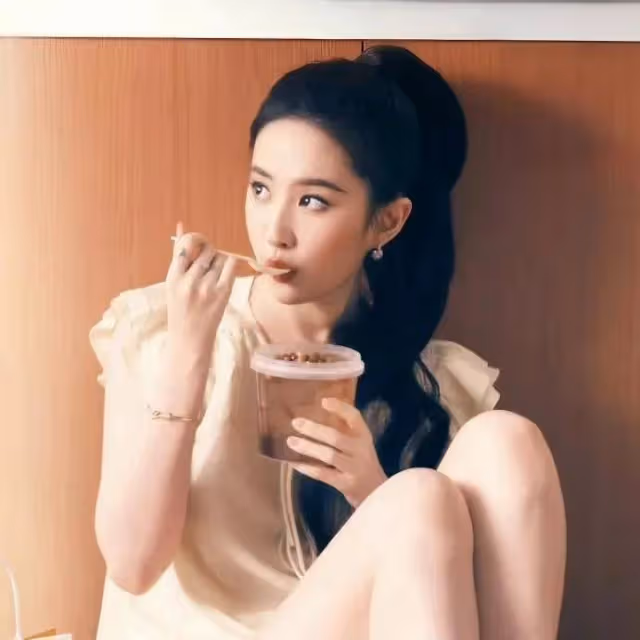 劉亦菲秋奶外賣代言超靚!膚白貌美大長腿性感撩人