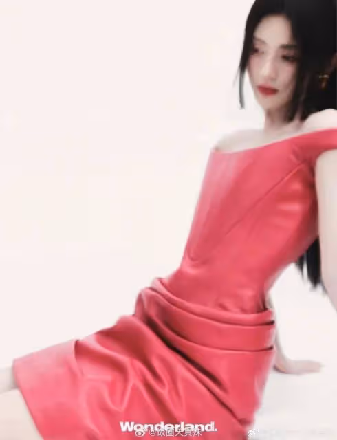 安妮海瑟薇鞠婧禕穿了同款紅裙!兩大女星美得讓人窒息