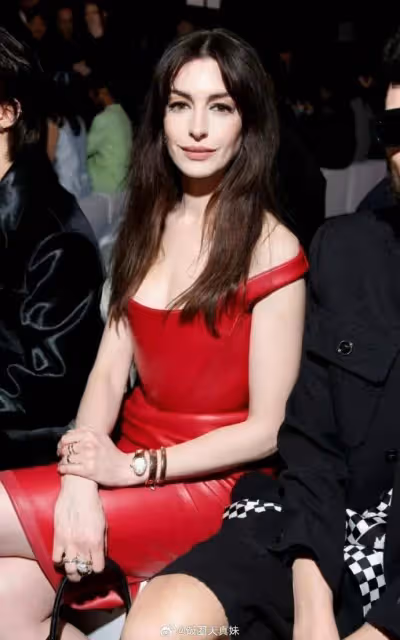 安妮海瑟薇鞠婧禕穿了同款紅裙!兩大女星美得讓人窒息