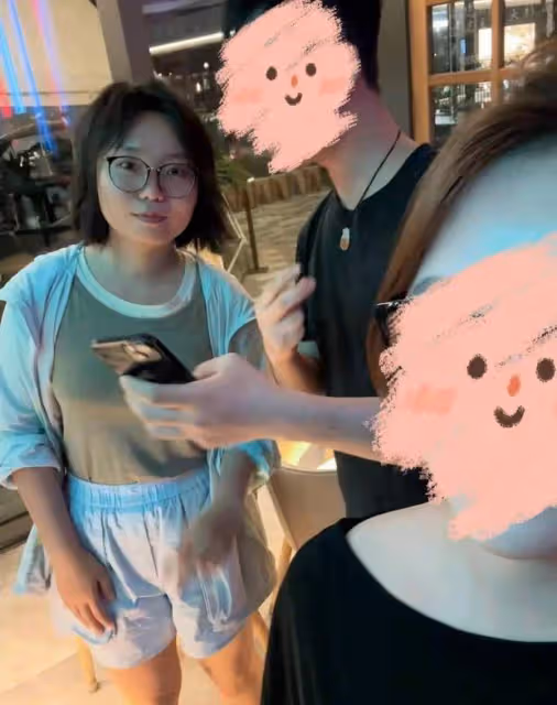 李雪琴王一通聚餐甜蜜瞬間:夾菜小動作,感情穩如老狗?