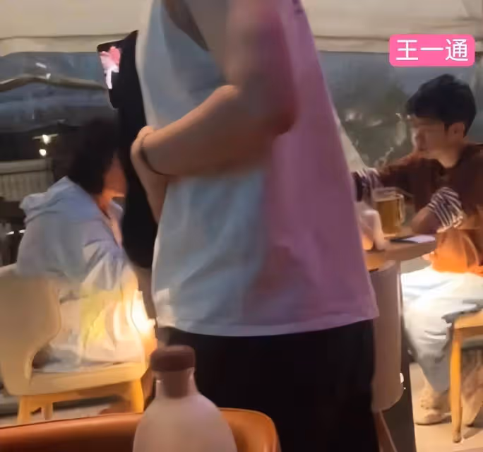 李雪琴王一通聚餐甜蜜瞬間:夾菜小動作,感情穩如老狗?