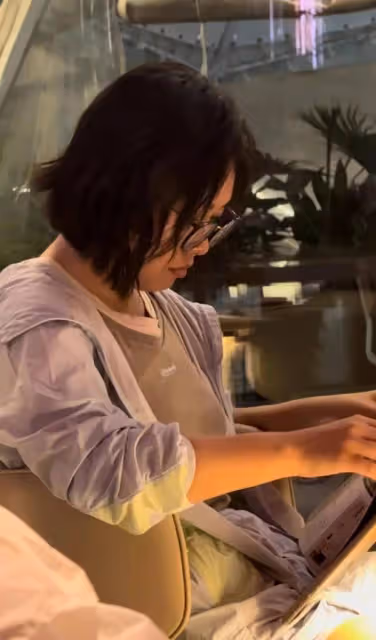 李雪琴王一通聚餐甜蜜瞬間:夾菜小動作,感情穩如老狗?