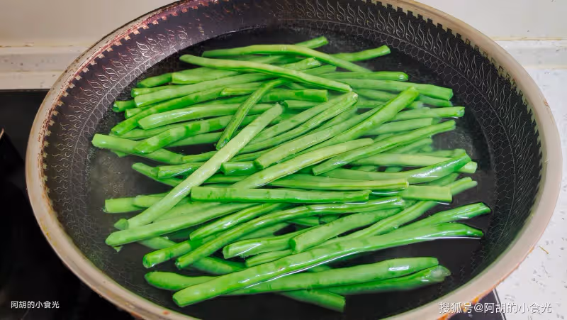 8月可以不吃肉,遇到這素菜使勁吃!蒸包子沒肉一樣香,滿嘴鮮嫩、還不膩