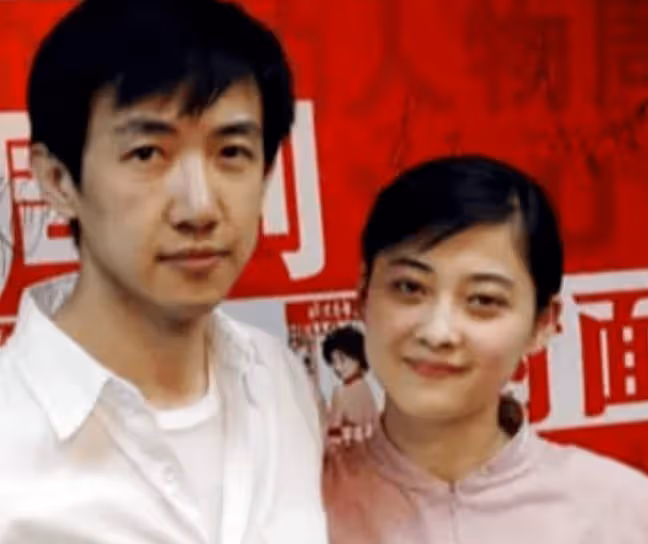 梅婷掏空家底養他6年，李小冉為他2次流產，如今他55歲娶小15歲嬌妻幸福美滿