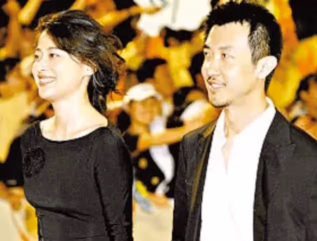 梅婷掏空家底養他6年，李小冉為他2次流產，如今他55歲娶小15歲嬌妻幸福美滿