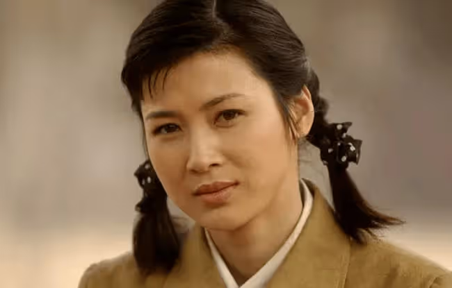 她拋棄周一圍，如今他事業紅火、夫妻恩愛，她卻負債億萬債務、丈夫入獄