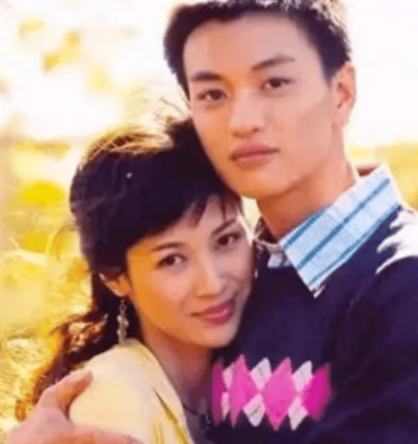 她拋棄周一圍，如今他事業紅火、夫妻恩愛，她卻負債億萬債務、丈夫入獄