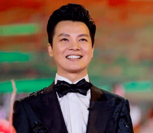 他是央視「最大的驕傲」：娶了身家過億的富婆，過了21年卻哭著說好後悔？