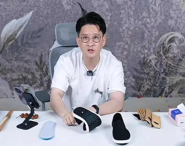 曹不如雲鶴九霄!相聲博士李寅飛秀書法,曹雲金現場點贊:寫的好