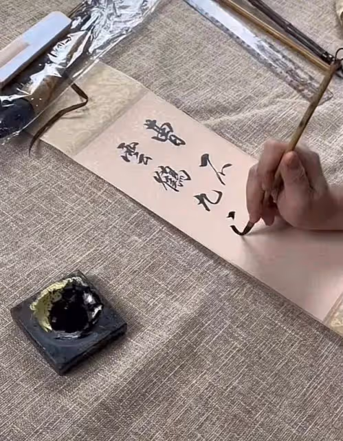 曹不如雲鶴九霄!相聲博士李寅飛秀書法,曹雲金現場點贊:寫的好
