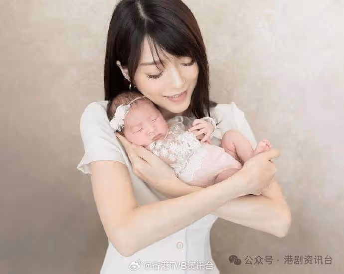 連詩雅貼寶貝女可愛靚相!宣布囡囡中文名叫陳星頤