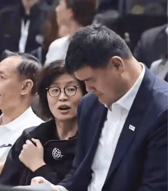 葉莉翻老公姚明白眼畫面火爆網絡,網友吐槽姚明家庭地位也一般