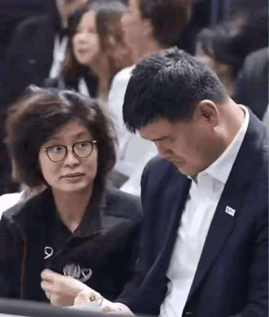葉莉翻老公姚明白眼畫面火爆網絡,網友吐槽姚明家庭地位也一般