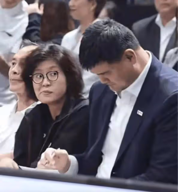 葉莉翻老公姚明白眼畫面火爆網絡,網友吐槽姚明家庭地位也一般