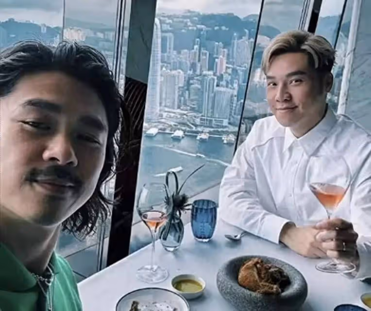 恭喜!53歲TVB前知名男星與同性愛人慶祝結婚8周年,曬合照秀恩愛