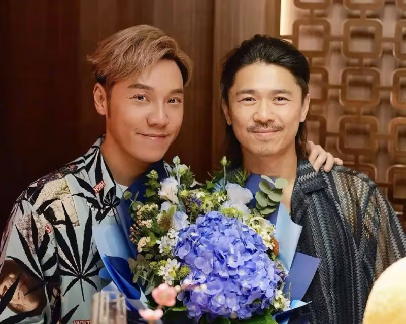 恭喜!53歲TVB前知名男星與同性愛人慶祝結婚8周年,曬合照秀恩愛
