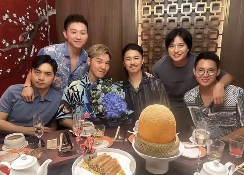 恭喜!53歲TVB前知名男星與同性愛人慶祝結婚8周年,曬合照秀恩愛