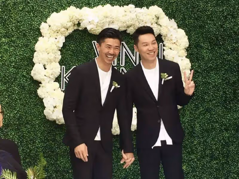 恭喜!53歲TVB前知名男星與同性愛人慶祝結婚8周年,曬合照秀恩愛