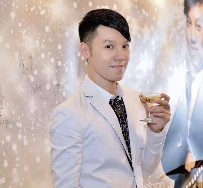 恭喜!53歲TVB前知名男星與同性愛人慶祝結婚8周年,曬合照秀恩愛