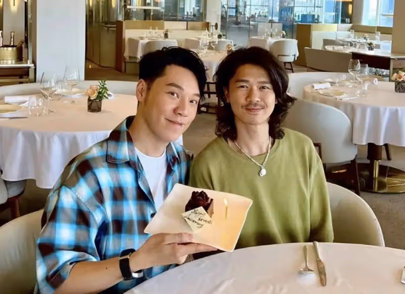 恭喜!53歲TVB前知名男星與同性愛人慶祝結婚8周年,曬合照秀恩愛