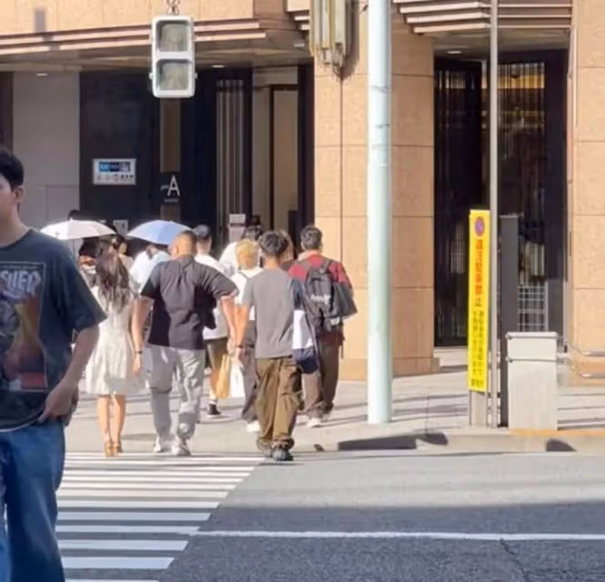 罕同框!香港明星夫妻日本街頭牽手放閃,女方多次大方原諒男方婚內出軌