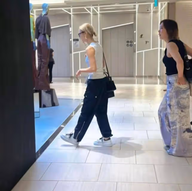 罕同框!香港明星夫妻日本街頭牽手放閃,女方多次大方原諒男方婚內出軌