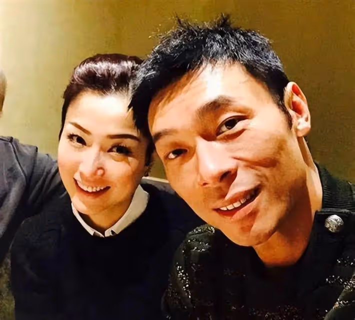 罕同框!香港明星夫妻日本街頭牽手放閃,女方多次大方原諒男方婚內出軌