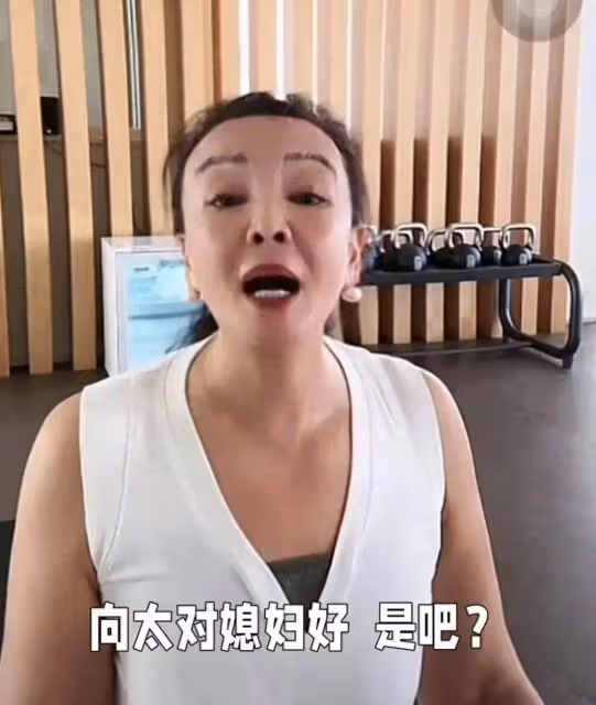 張蘭直播回應網友對比,笑言:「向太對媳婦好?我對Mandy也不差!」