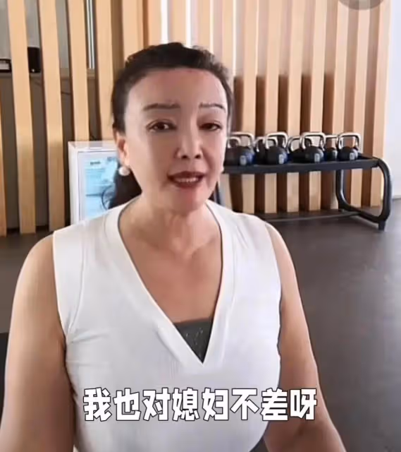 張蘭直播回應網友對比,笑言:「向太對媳婦好?我對Mandy也不差!」