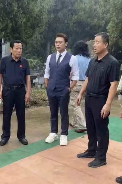 樊少皇回老家山東鄆城祭祖,當地人看到十分吃驚,沒想到他是老鄉